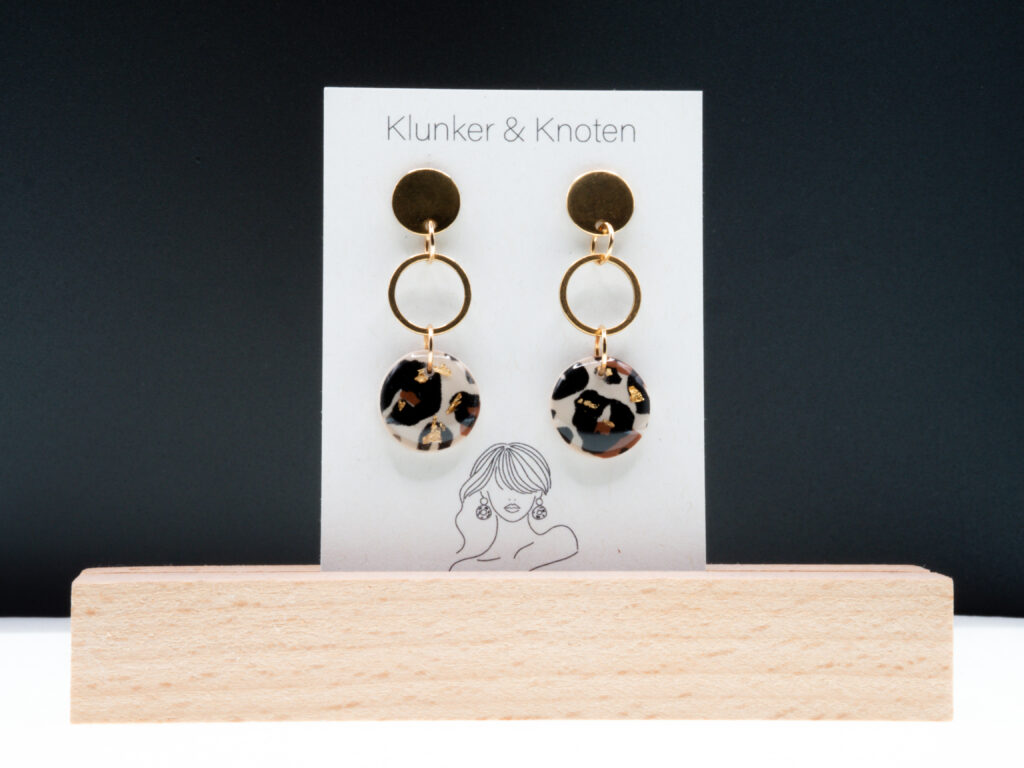 Goldfarbene Hängeohrringe aus Edelstahl im Leo-Look