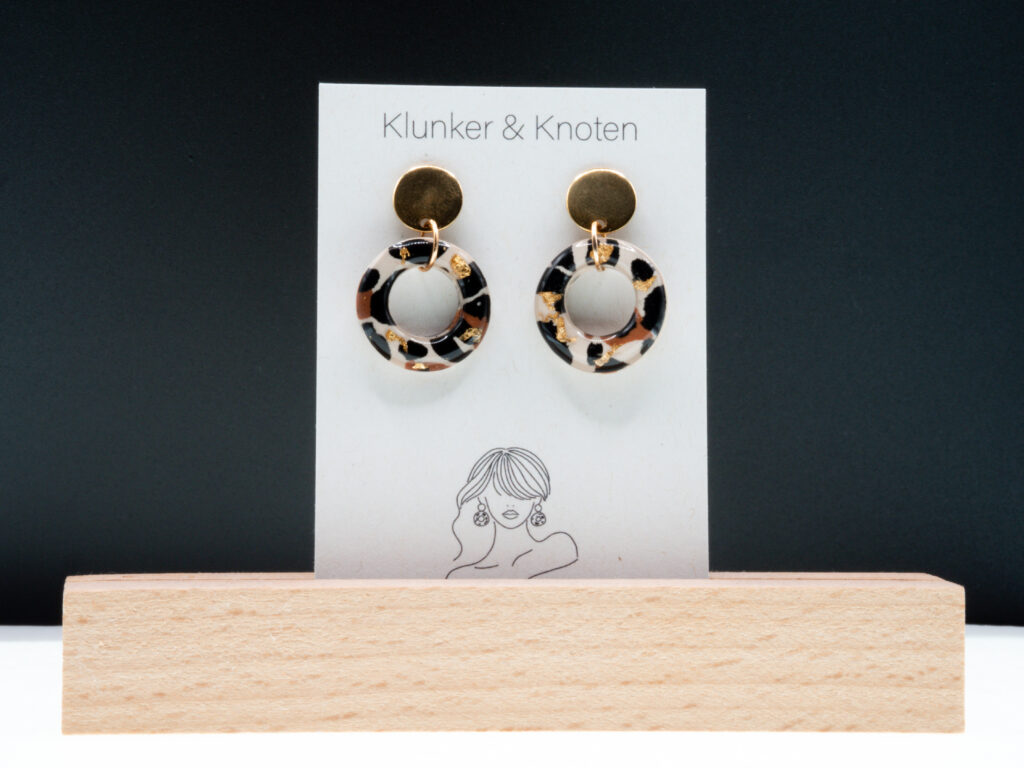 Runde Ohrringe aus Edelstahl mit einem Polymer Clay Anhänger im Leo Look