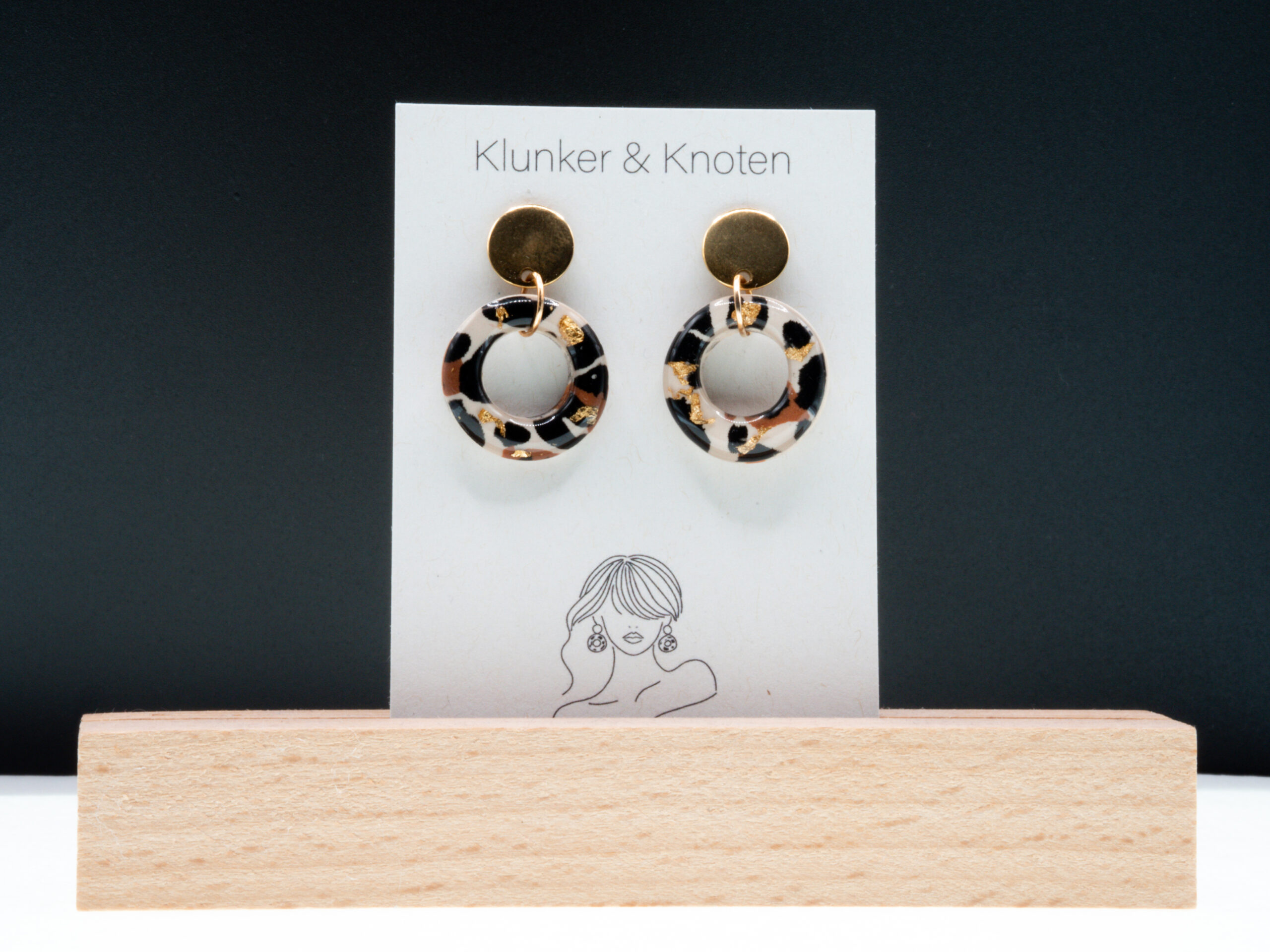 Runde Ohrringe aus Edelstahl mit einem Polymer Clay Anhänger im Leo Look