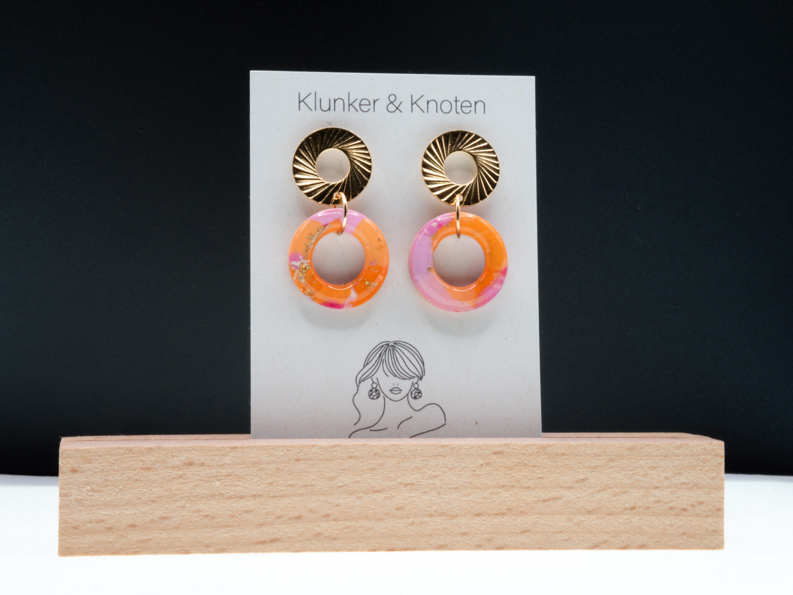 Runde Ohrringe aus Edelstahl mit Polymer Clay Anhängern in Gelb und Orange