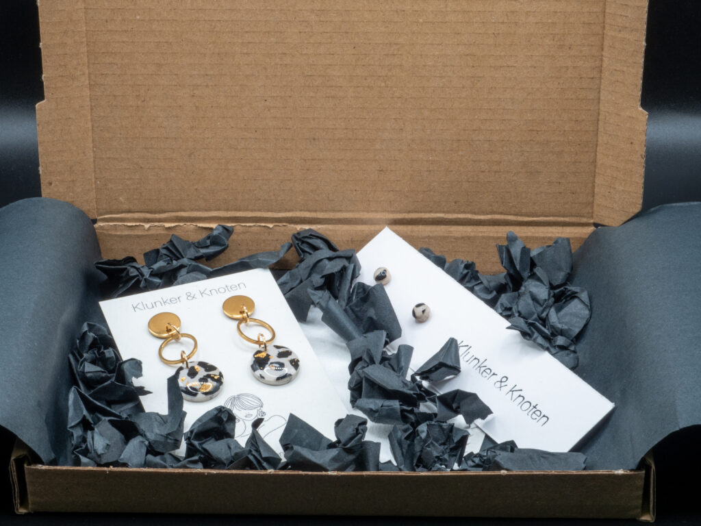 Bild der Verpackung deiner neuen Leo Ohrringe