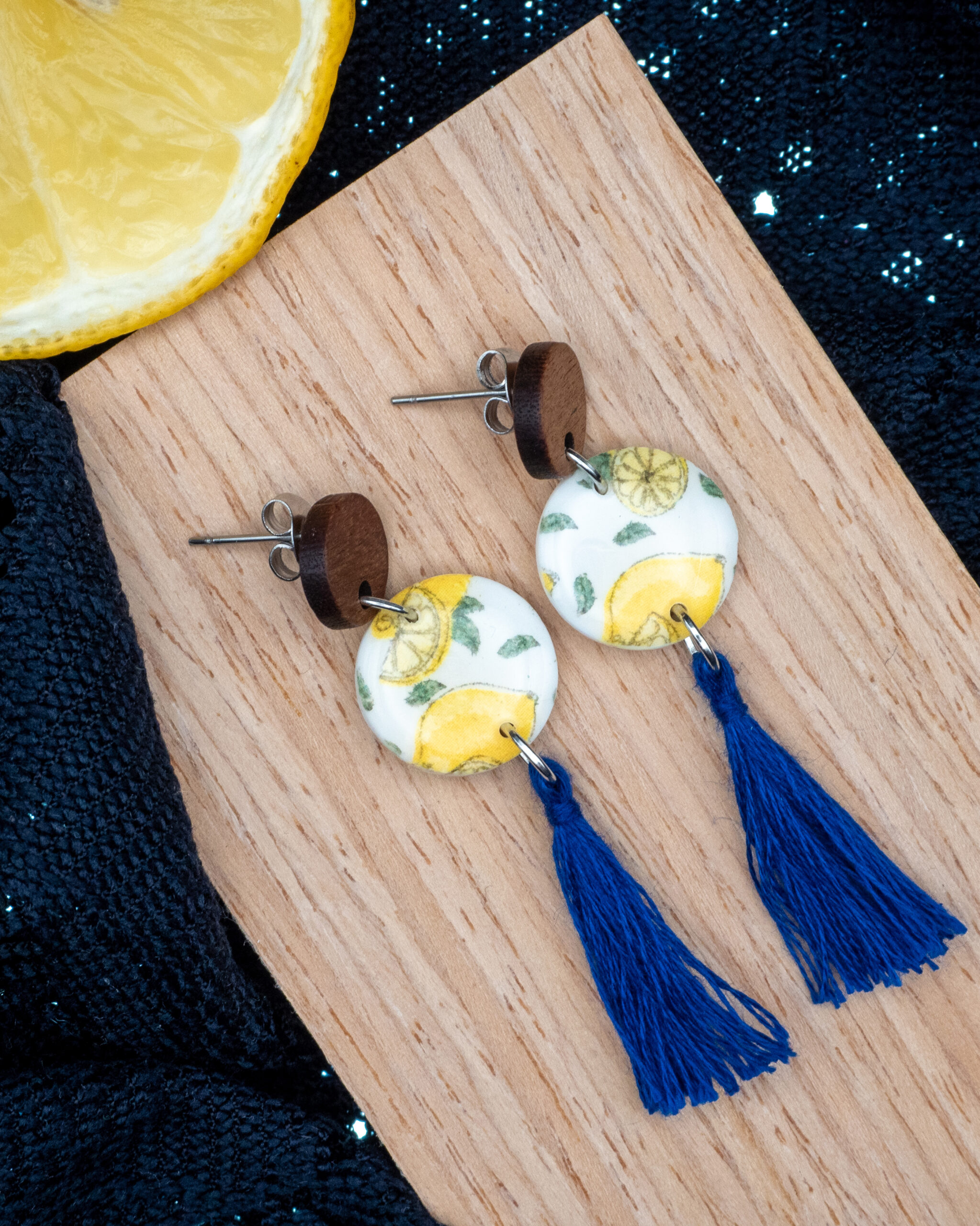 Ohrringe aus Edelstahl mit Zitronen-Print und Baumwoll-Quaste in Blau