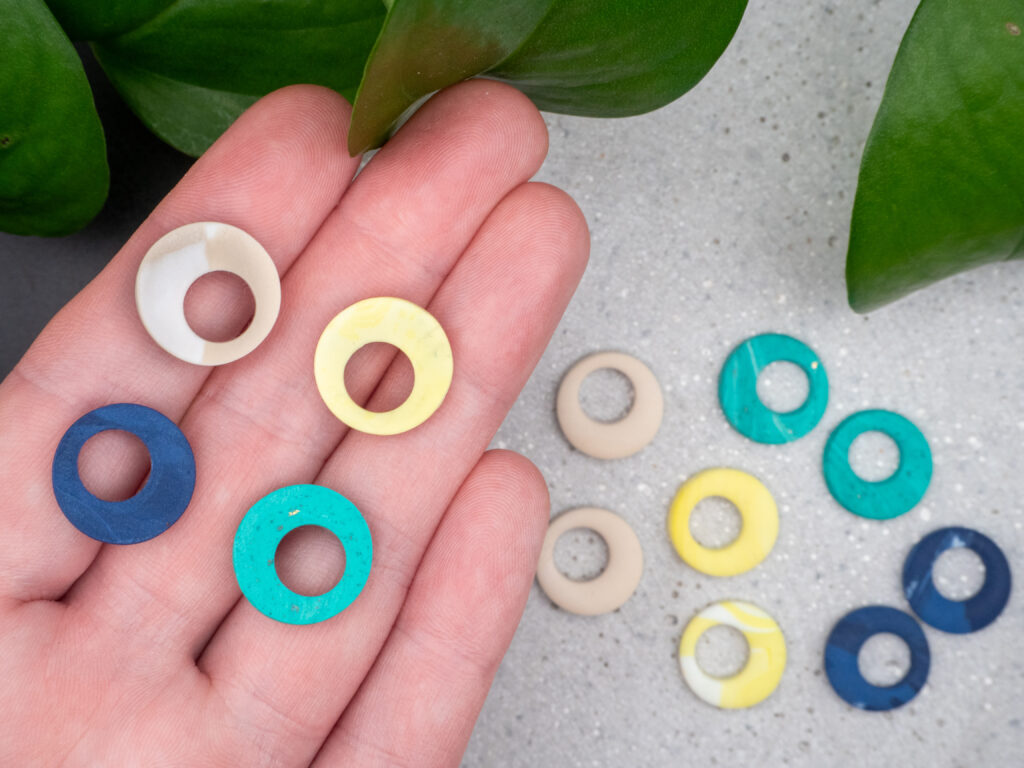 Bunte, kreisrunde Wechselanhänger aus Polymer Clay für Creolen