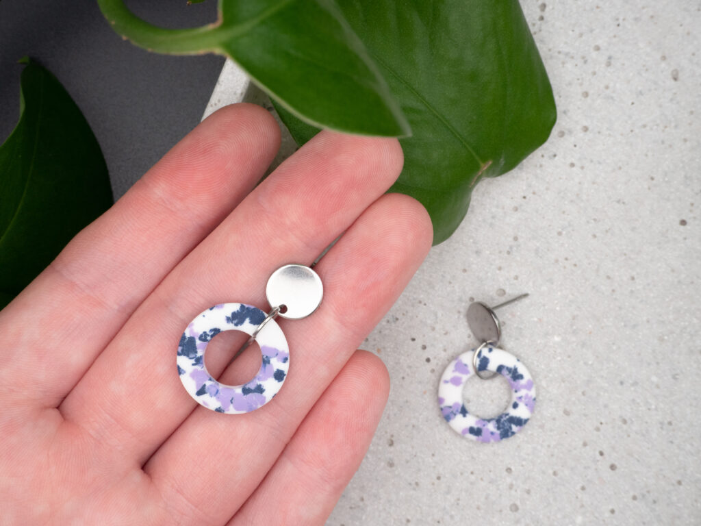 Runde Ohrringe in Terazzo-Optik in Flieder und Blau