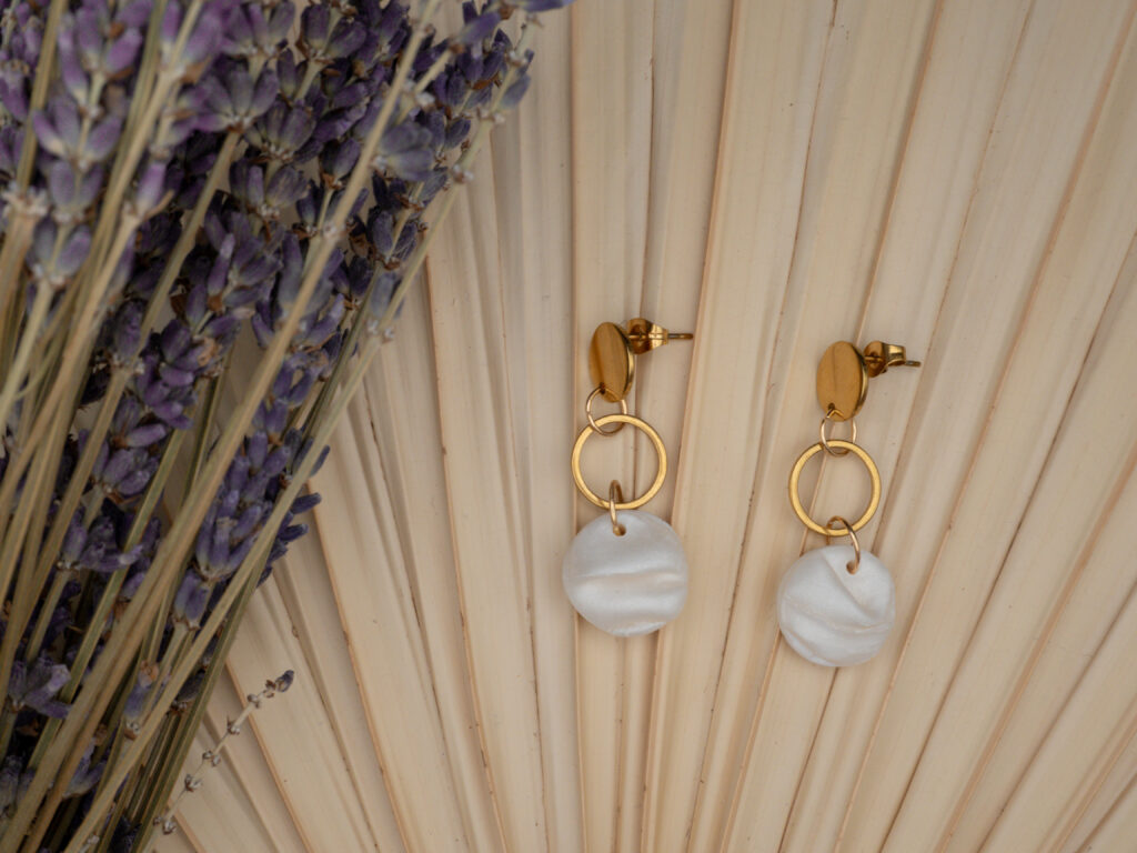 Goldfarbene Hängeohrringe aus Edelstahl mit perlmuttfarbenen Anhängern