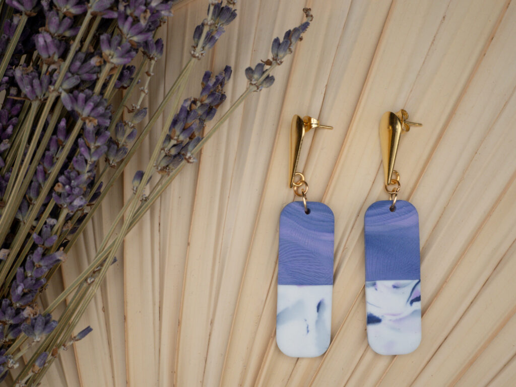 Längliche Hängeohrringe in Violet und Blau