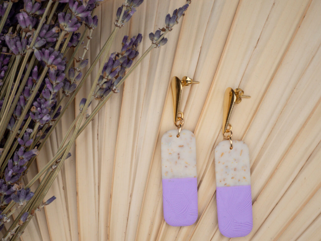 Längliche Hängeohrringe mit Polymer Clay Anhänger in Flieder