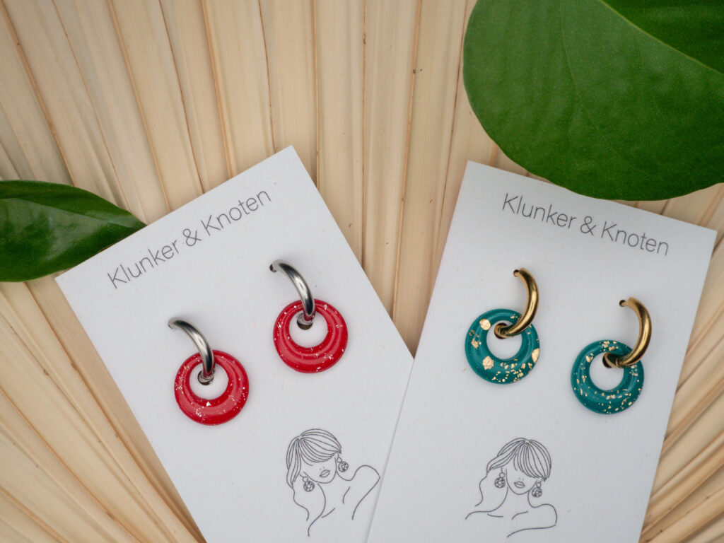 Silberfarbene und goldfarbene Creolen aus Edelstahl mit Wechselanhängern in rund und in den weihnachtlichen Farben Rot und Grün