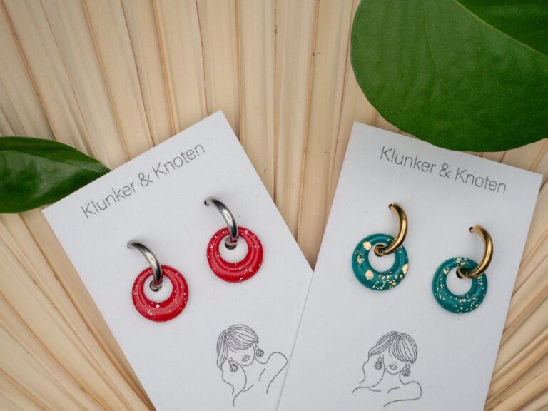 Silberfarbene und goldfarbene Creolen aus Edelstahl mit Wechselanhängern in rund und in den weihnachtlichen Farben Rot und Grün