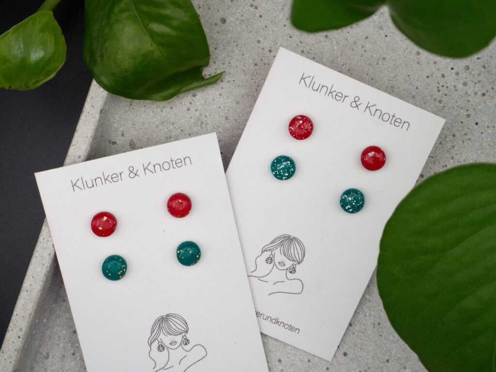 Ohrstecker in weihnachtlichen Farben mit Blattgold und -silber veredelt