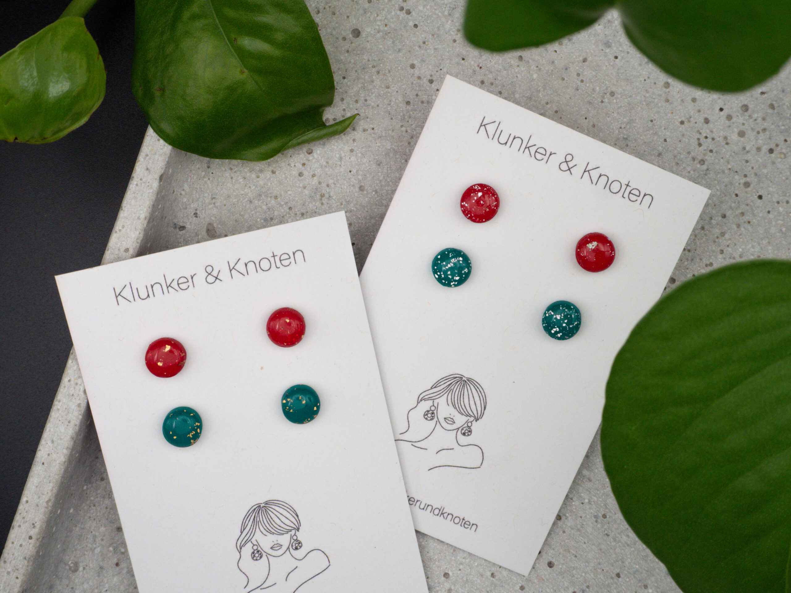 Ohrstecker in weihnachtlichen Farben mit Blattgold und -silber veredelt