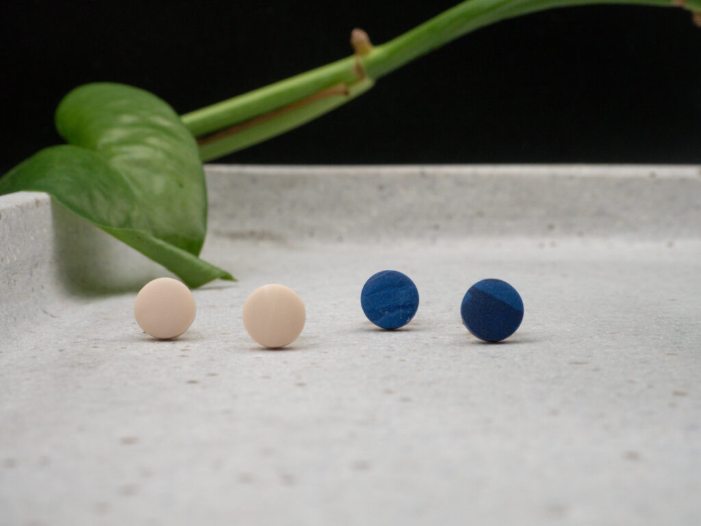 Zwei Paar Ohrstecker mit Polymer Clay Aufsatz in Blau und Beige