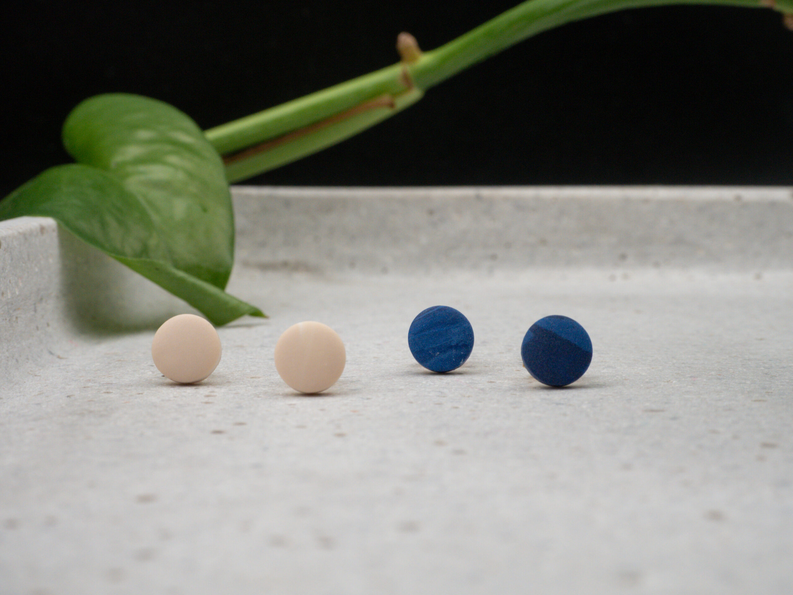 Ohrstecker mit Polymer Clay Aufsätzen in Blau und Beige