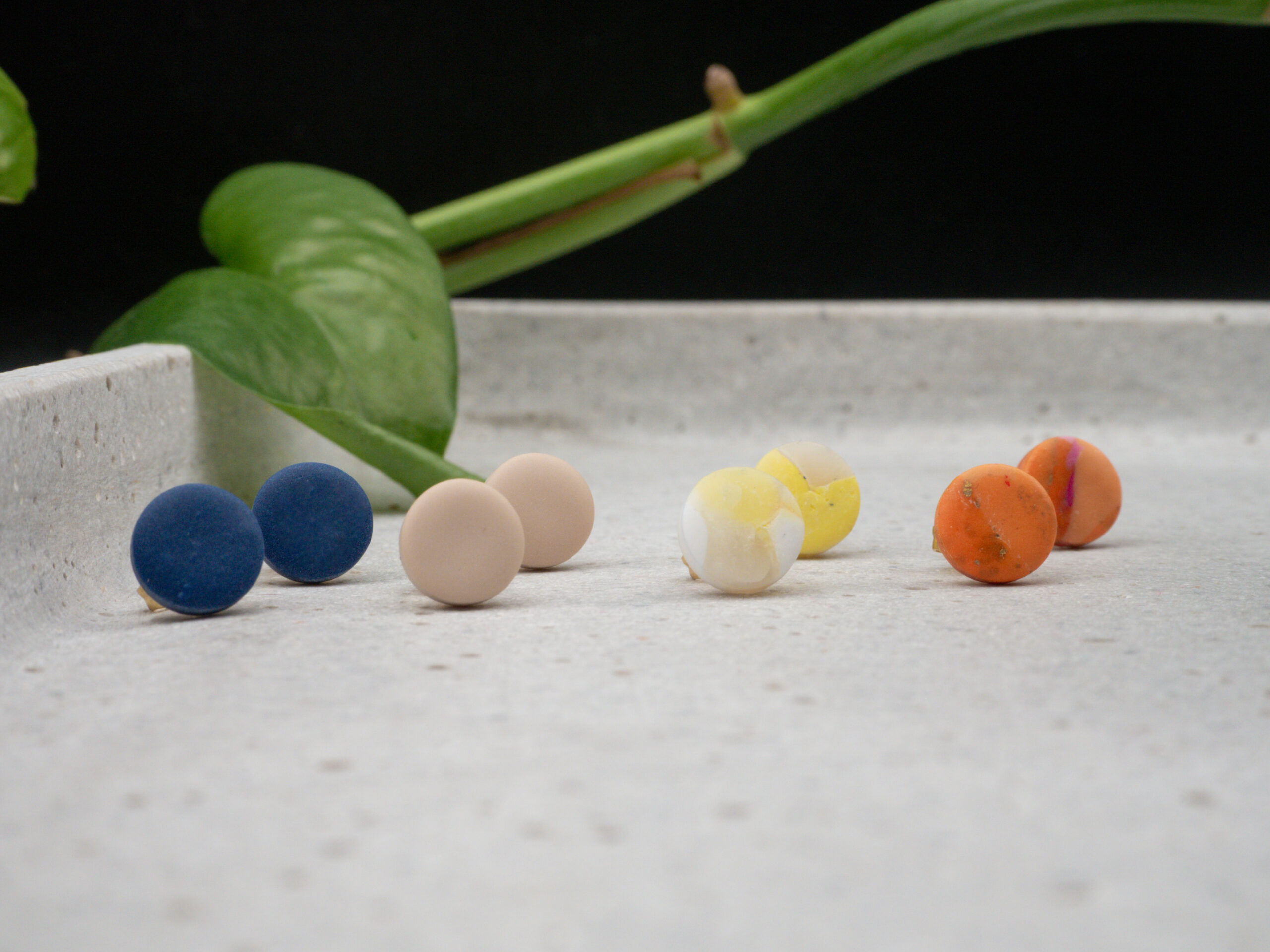 Bunte Ohrstecker mit Polymer Clay Aufsätzen 