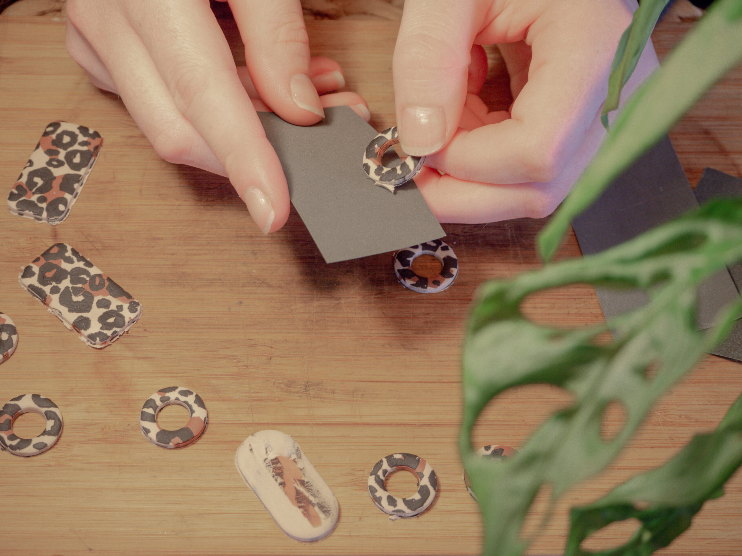 Bild von der Produktion neuer Klunker & Knoten Leo Ohrringe