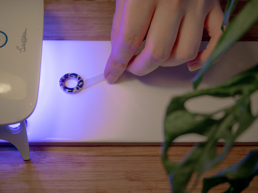 Die Leo Ohrringe erhalten eine UV Rersinveredelung, damit die Farbe gut geschützt ist und lange hält.