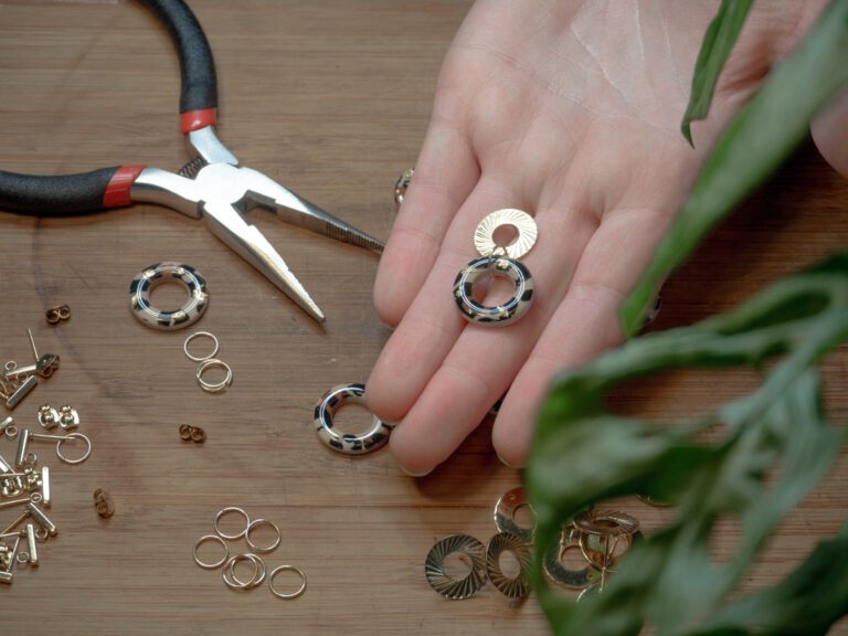 Die Polymer Clay Anhänger werden mit Edelstahl-Elementen zu fertigen Leo Ohrringen zusammen gesetzt