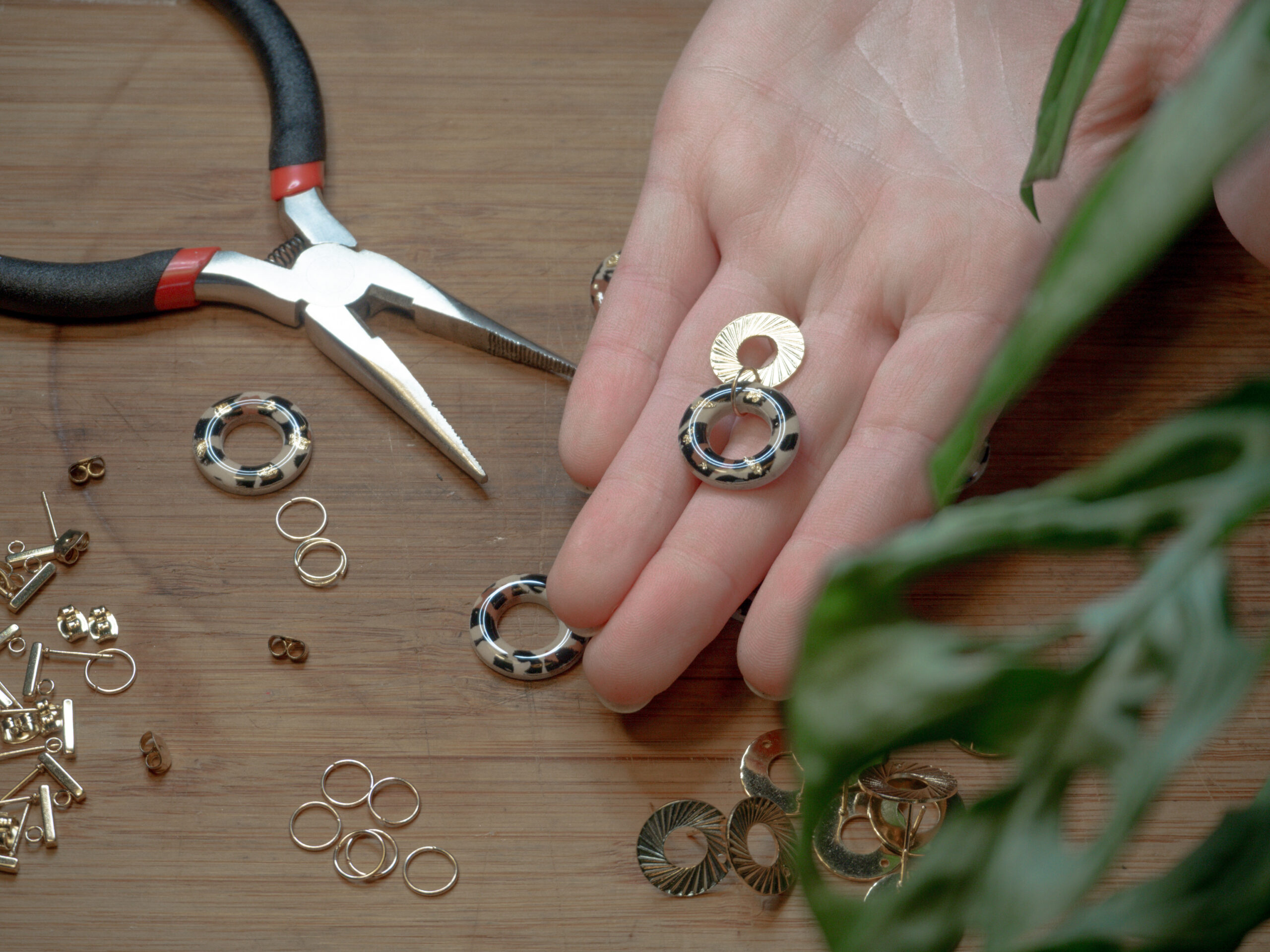 So entstehen Leo Ohrringe aus Polymer Clay bei Klunker & Knoten