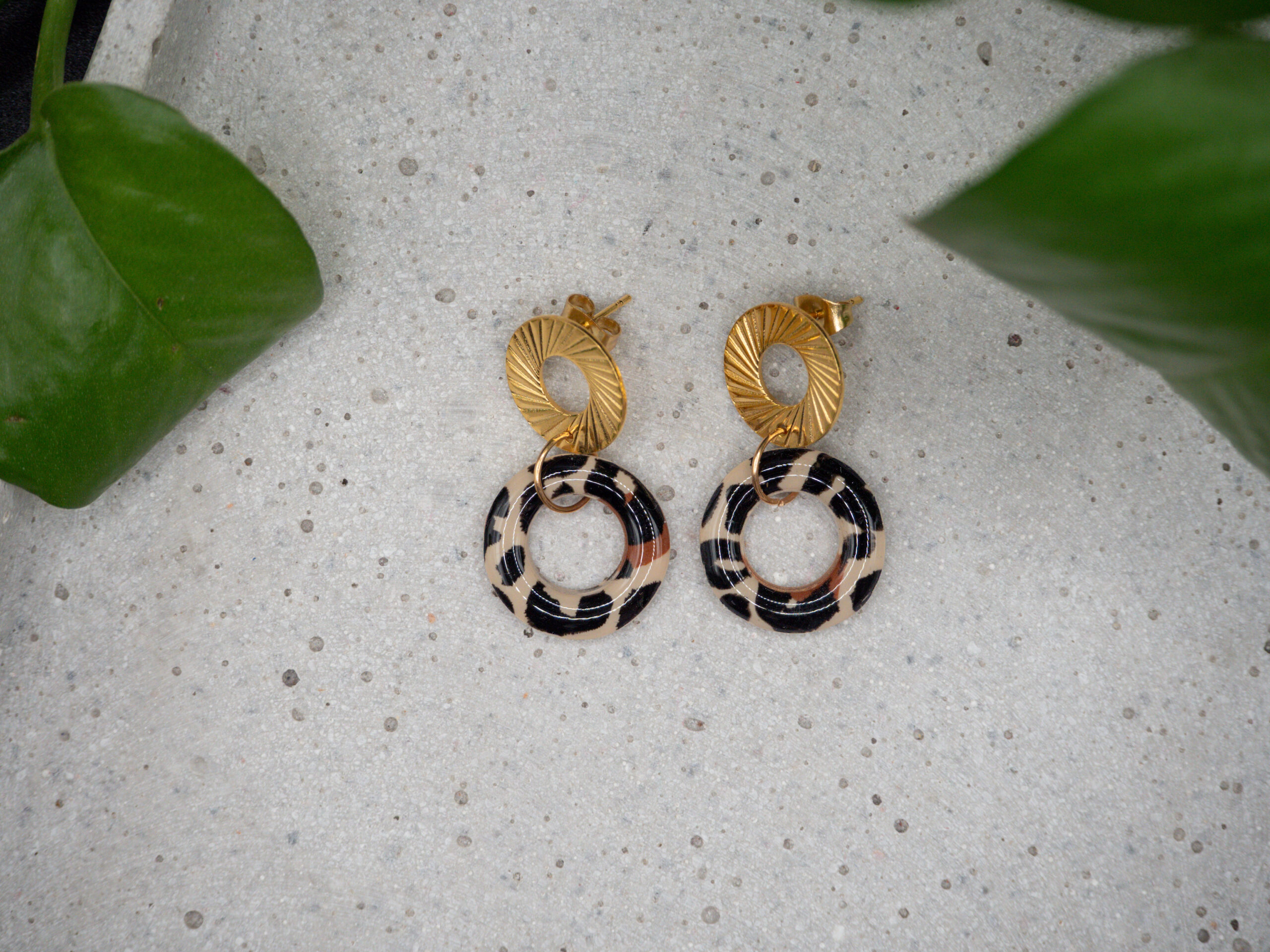 Runde Ohrringe aus Edelstahl mit einem Polymer Clay Anhänger im Leo Look